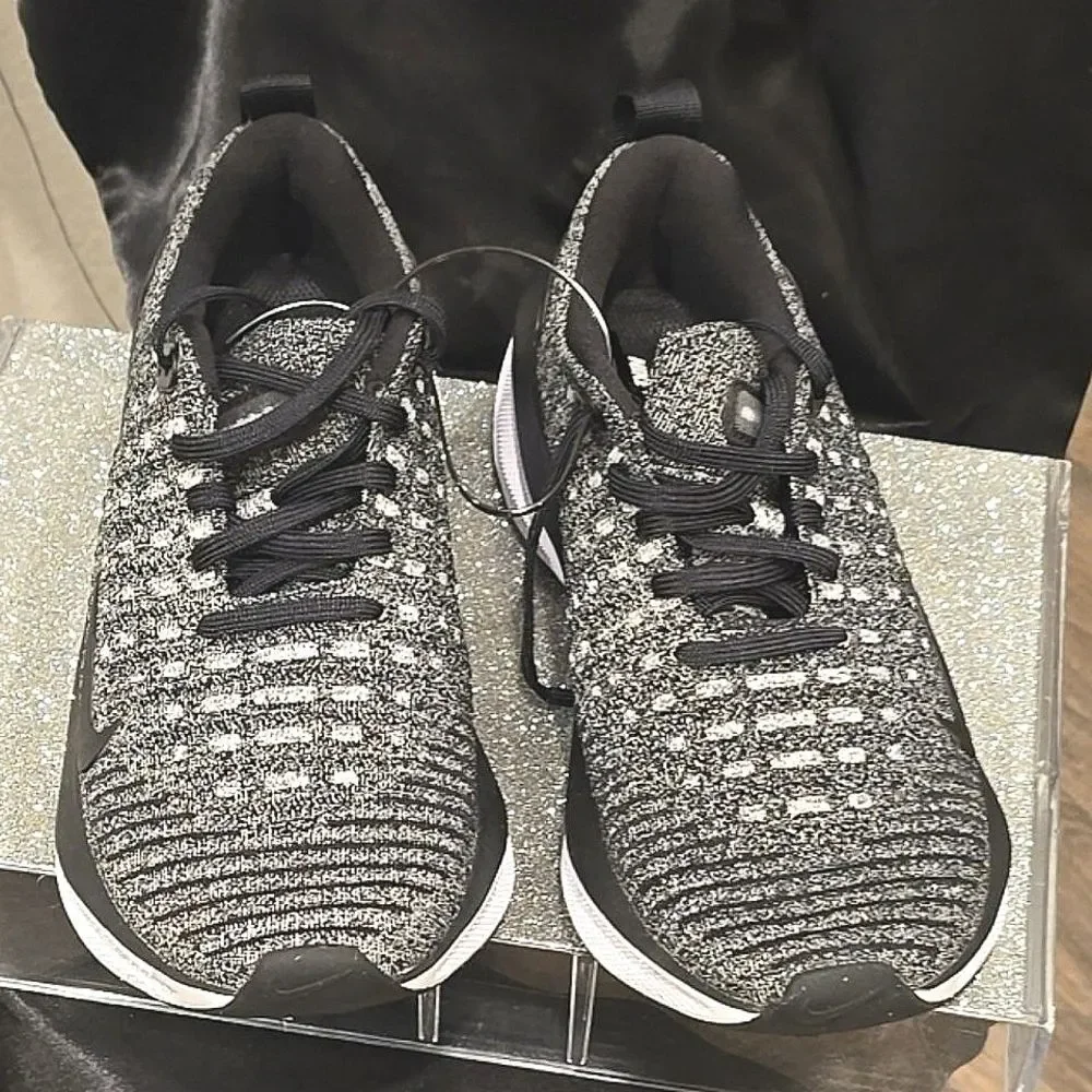 Nike Women's Black and Gray Knit Athletic Running Shoes